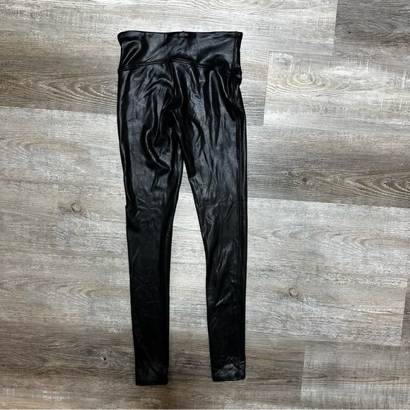 Spanx  Women's faux leather Leggings, Size Small- Black shape wear like new - Picture 5 of 9